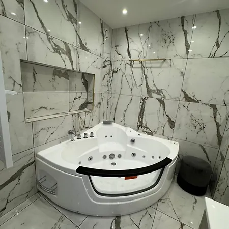Jacuzzi Cinema Et Son Balcon Prive Avec Vue Sur Le Jura Les Portes De Geneve Gasthuis *
