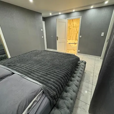 Jacuzzi Cinema Et Son Balcon Prive Avec Vue Sur Le Jura Les Portes De Geneve Gasthuis *